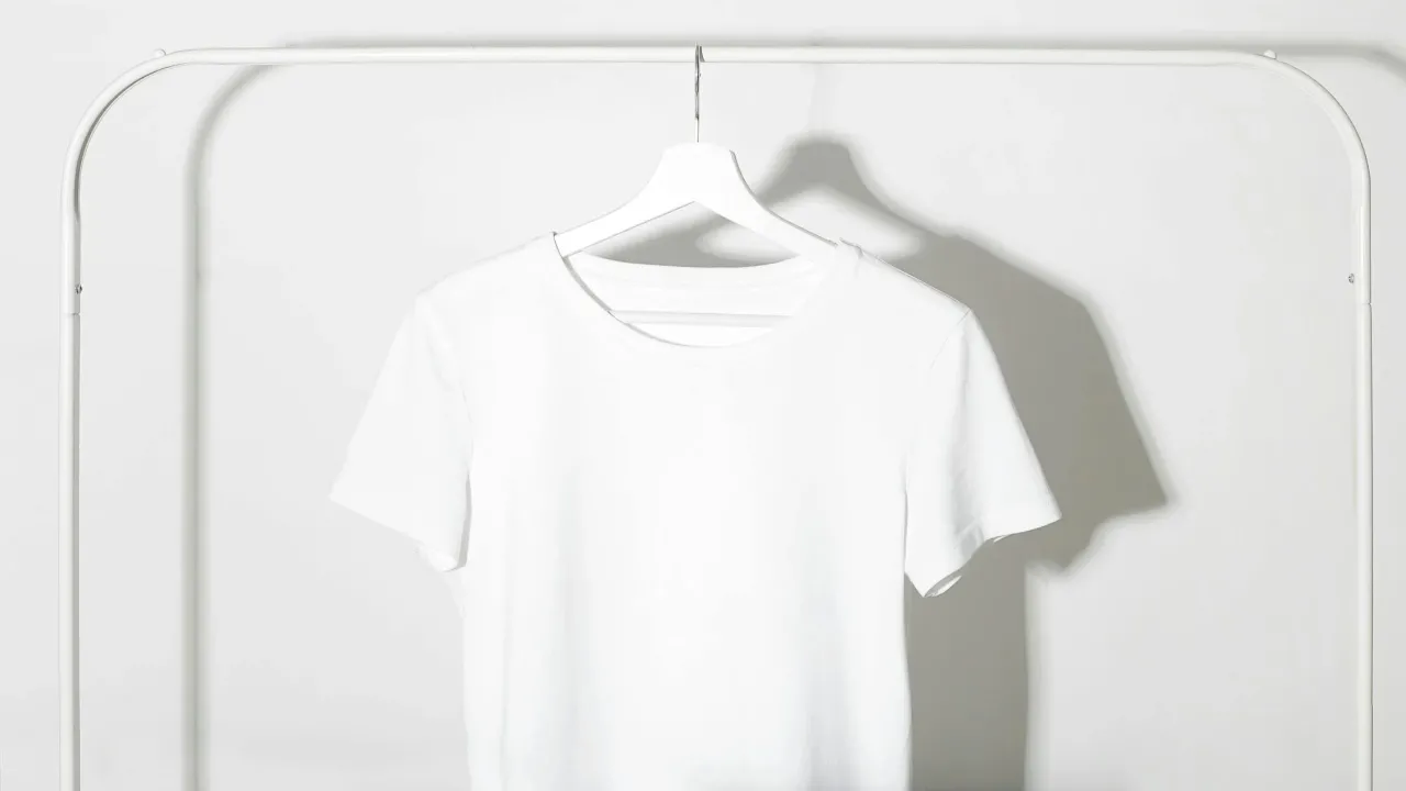 Оцет, аспірин і розпушувач: несподівана трійка, яка врятує ваші речі від слідів дезодоранту 