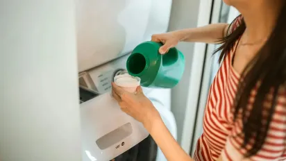 Чому сіль — найкращий помічник у пранні: ви будете здивовані - фото