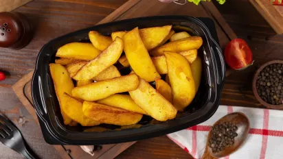 Як приготувати ідеальну запечену картоплю: простий лайфхак для кращого смаку - фото