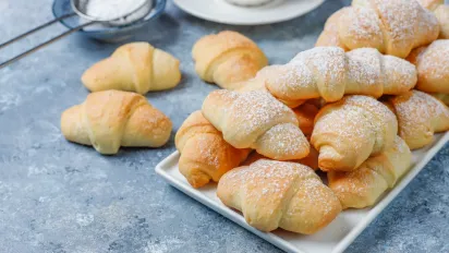 Домашні рогалики з повидлом: ароматне частування, яке легко приготувати самому - фото