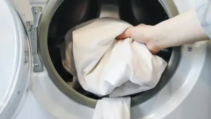 Що робити, якщо речі мають затхлий запах після прання: поради, які працюють - фото
