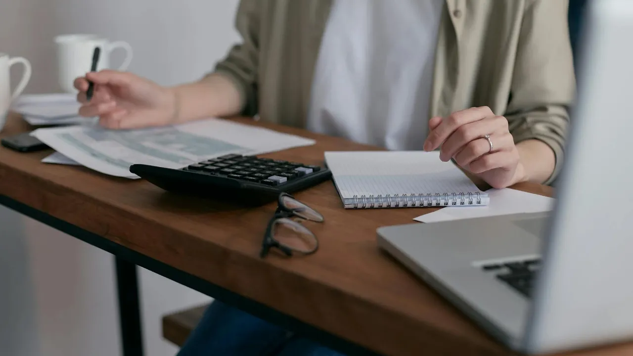 В українських сімей можуть забрати субсидії через родичів за кордоном   