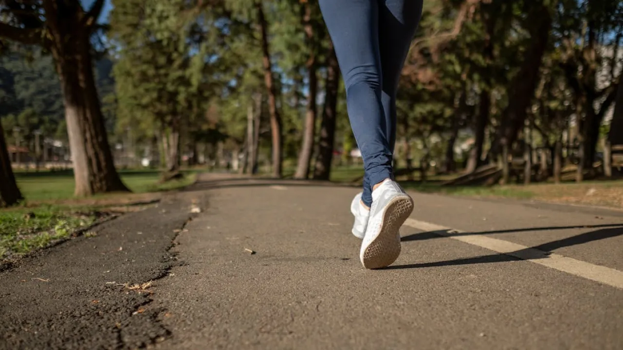 Не 10 тисяч? Дослідники з’ясували, скільки кроків на день справді допомагає схуднути 