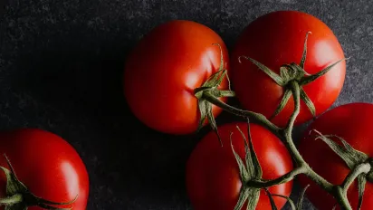 Садівники мовчали про це: головна причина, чому тріскаються помідори - фото