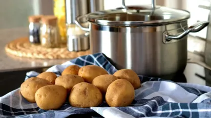 Молода картопля, як у ресторані: простий рецепт, який пахне літом - фото