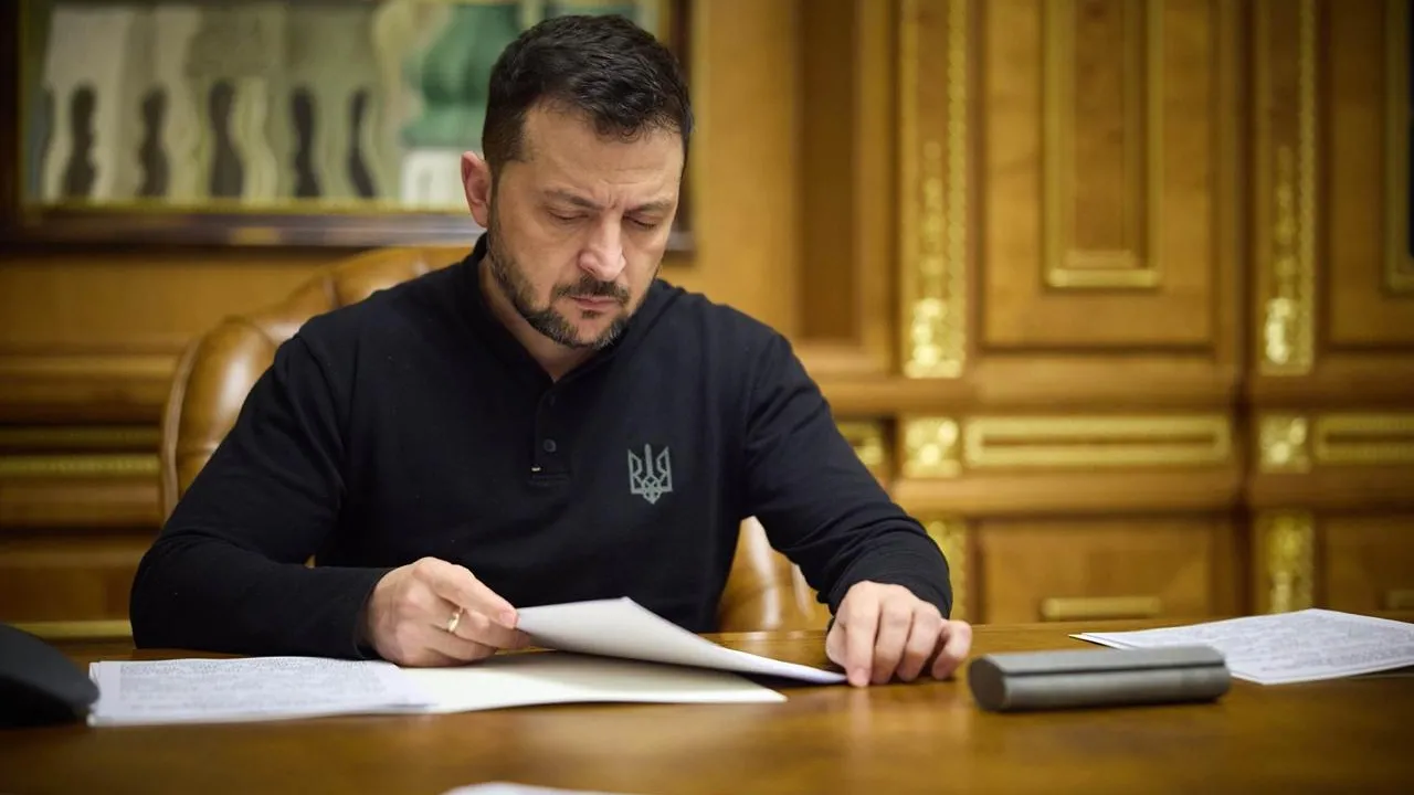 Зеленський затвердив закон щодо зарплат держслужбовців: що зміниться 