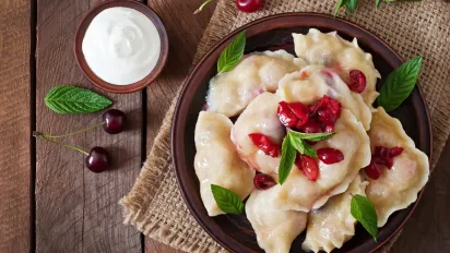 Солодкі ліниві вареники — ідеальний сніданок за лічені хвилини - фото