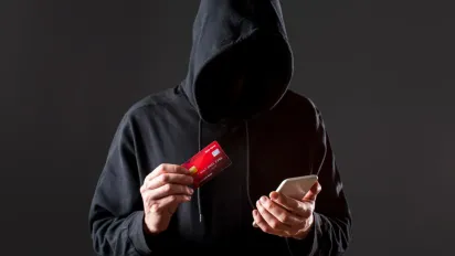 Українцям масово надсилають такі SMS-повідомлення і попереджають про небезпеку - фото