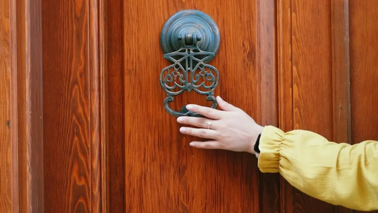 Погані знаки перед виходом з дому: що варто знати, щоб не накликати біду 