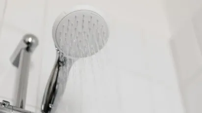 Як легко очистити лійку душа від вапняного нальоту — поради для господарів - фото