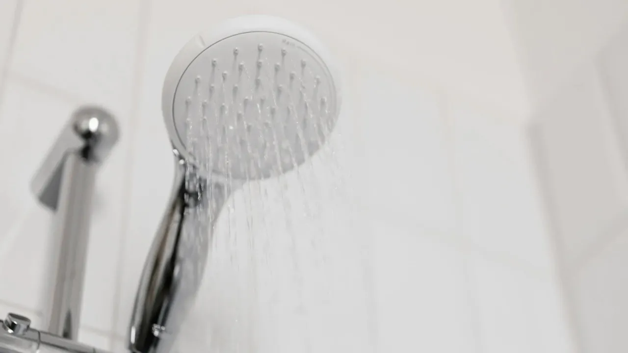 Як легко очистити лійку душа від вапняного нальоту — поради для господарів 