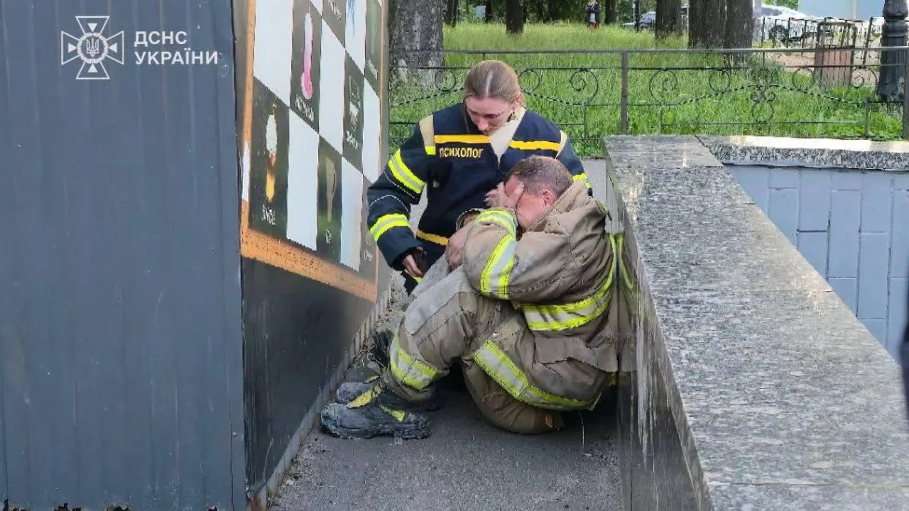 У Києві під час ліквідації наслідків ударів росіяни вбили трьох пожежних-рятувальників (ФОТО) 