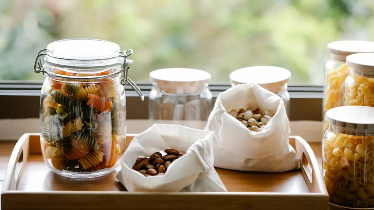 Чому не можна ставити пусту тару на обідній стіл: старовинна прикмета 