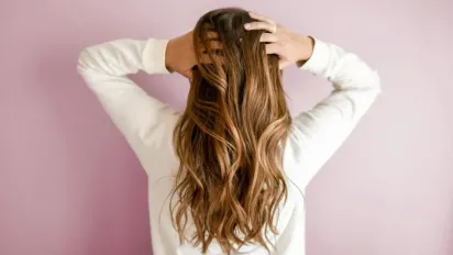 Живить і зміцнює: як шкірка банана повертає життя посіченим кінчикам - фото