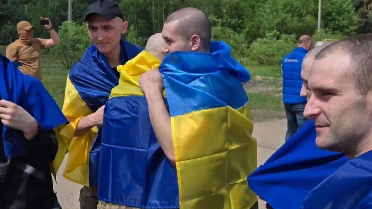 Україна повернула додому військовополонених: серед них важкопоранені та молодші 25 років 