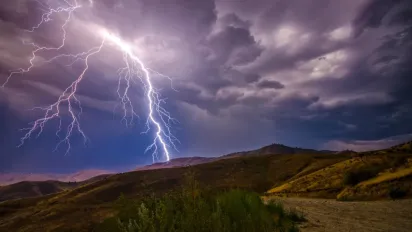 Новий атмосферний фронт зі зливами наближається до України - фото