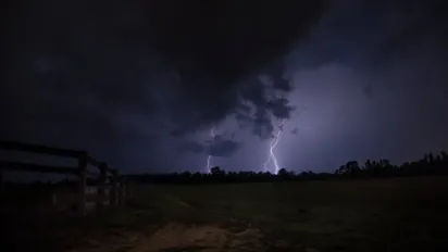 Дощі, град та грози: синоптик попереджає україців про наближення негоди - фото