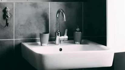 Чорна пліснява між плиткою зникне: бюджетні методи, які справді працюють - фото