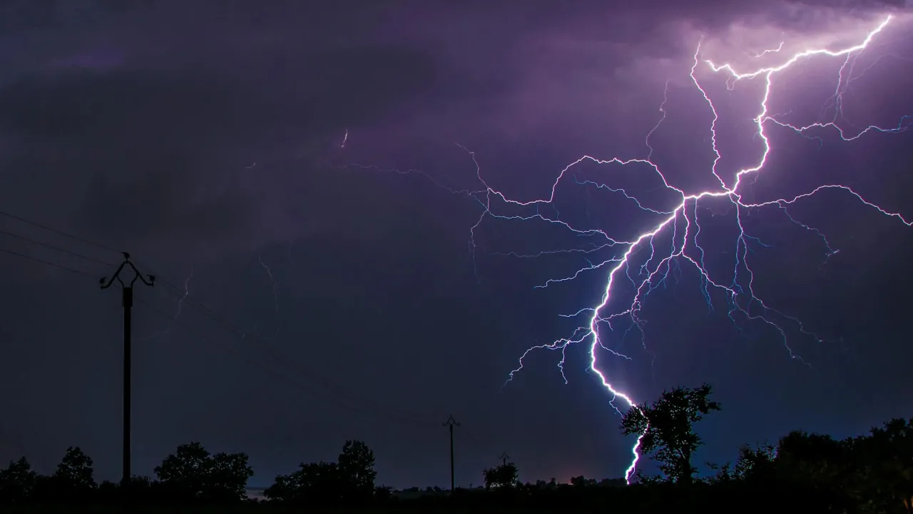 До України йде холод зі штормовим вітром та дощами: де вдарить негода 