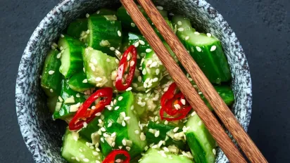 Швидкий і дуже смачний салат з огірка — весь секрет у заправці - фото