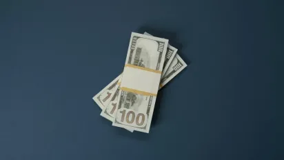 Чи приймуть у банку долари з плямами та написами — важливо знати кожному - фото