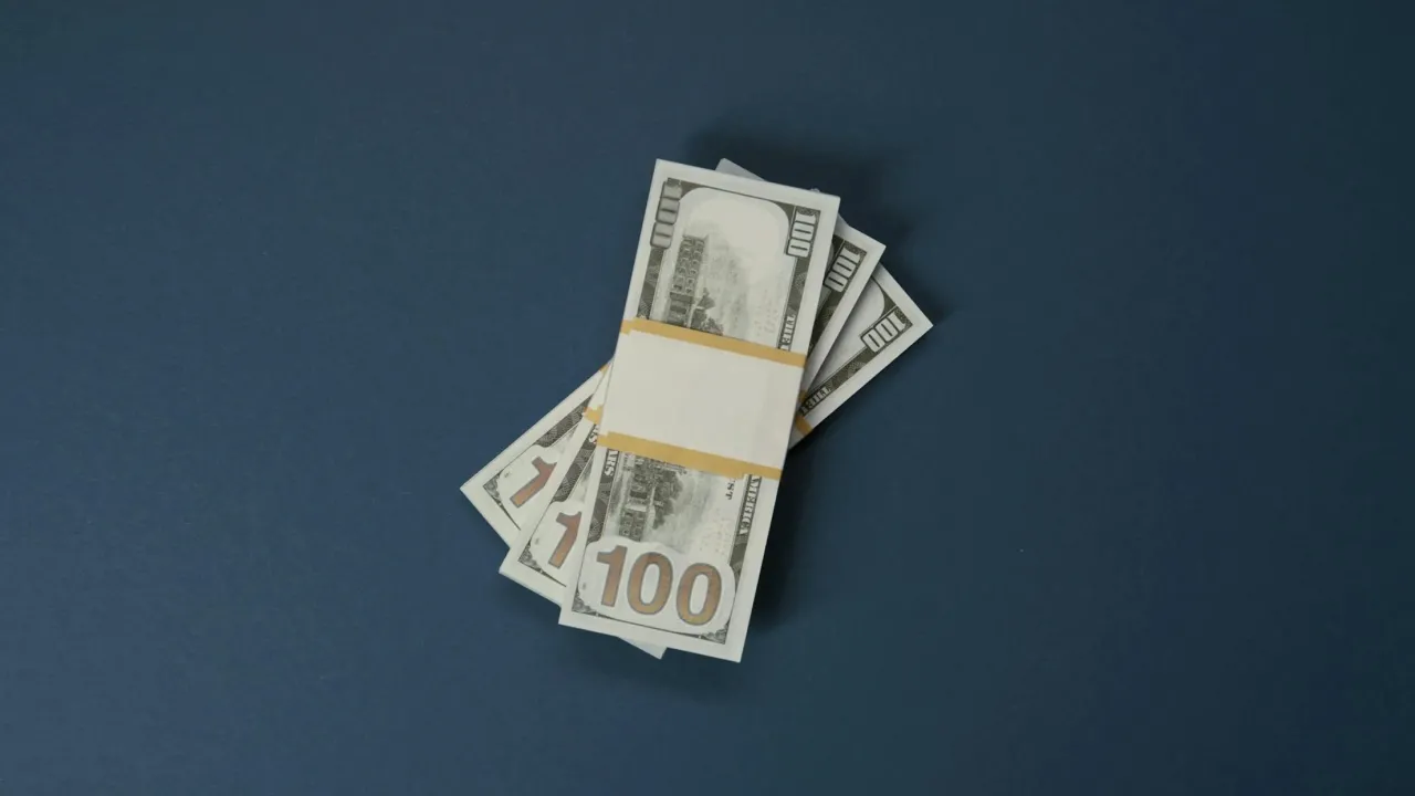 Чи приймуть у банку долари з плямами та написами — важливо знати кожному 