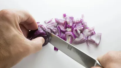 Запах часнику і цибулі на руках — не проблема: 4 способи швидкого очищення - фото