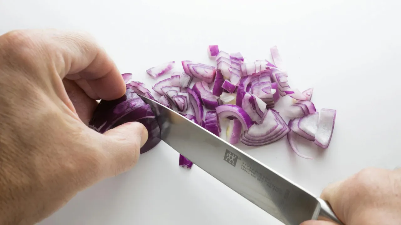 Запах часнику і цибулі на руках — не проблема: 4 способи швидкого очищення 