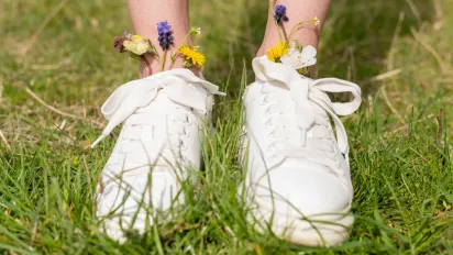 Кросівки будуть білими, наче тільки з магазину: хитрість, яка на 100% працює - фото