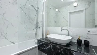 Як ефективно прибрати наліт у душовій кабіні: прості методи для сяючої чистоти - фото