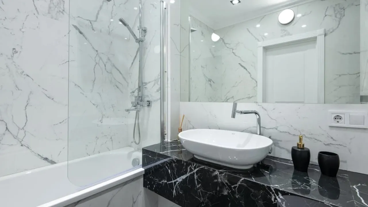 Як ефективно прибрати наліт у душовій кабіні: прості методи для сяючої чистоти 