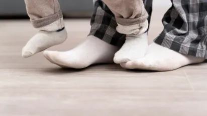 Як відіпрати білі шкарпетки: простий метод, який справді працює - фото