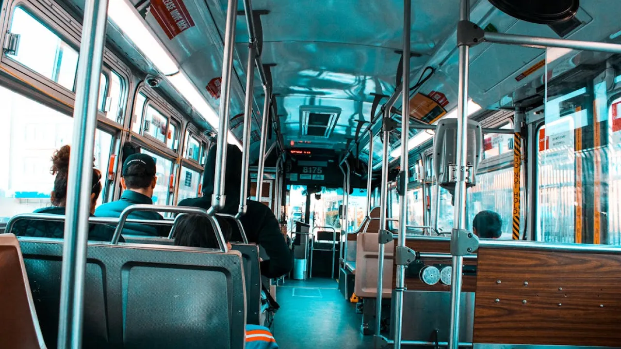 Безкоштовний проїзд для пенсіонерів в Україні: хто має право та де він діє 