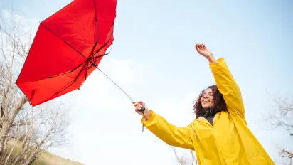 Вітер, грози та різкий спад температури: чого чекати від погоди в Україні після 19 червня - фото