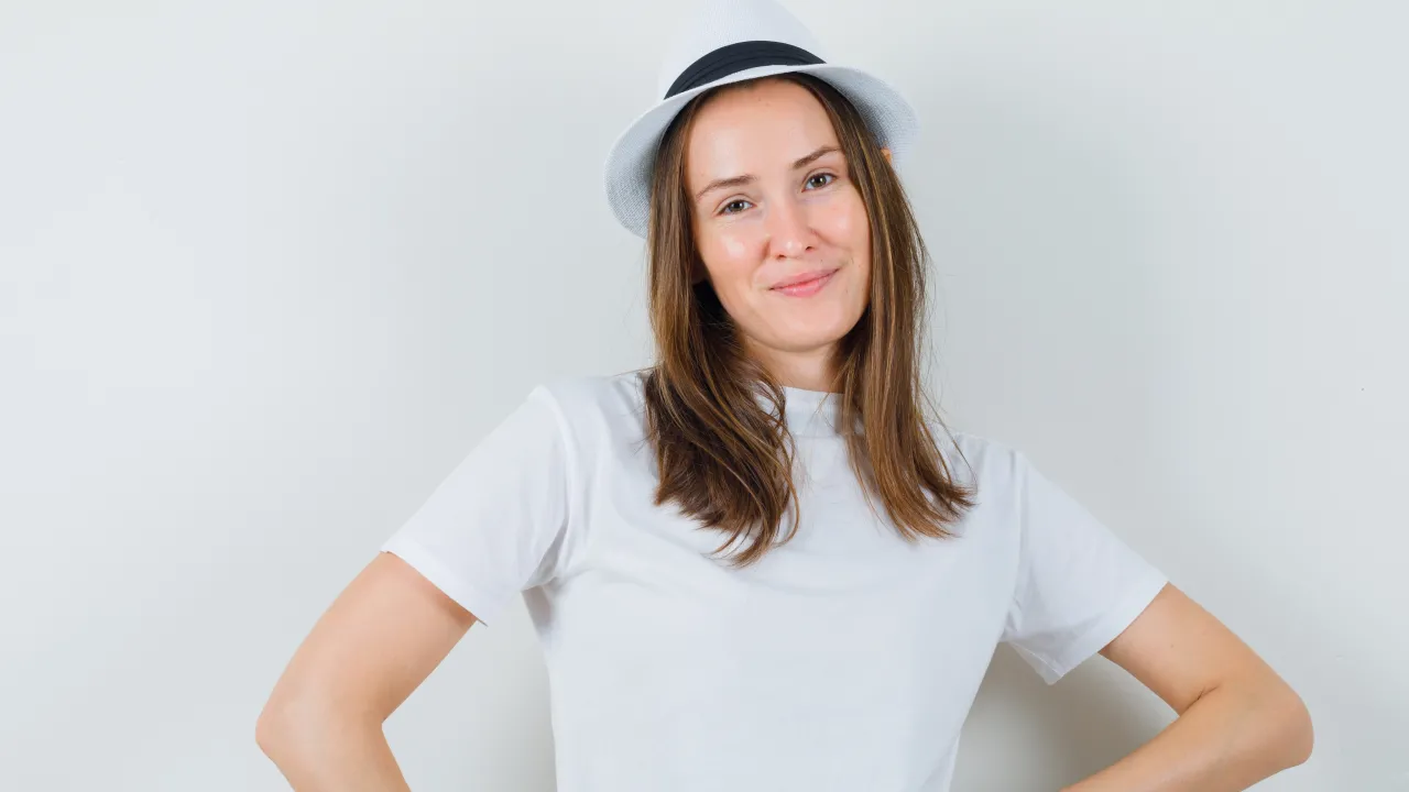 Як врятувати білу футболку від жовтизни під пахвами: 3 ефективні способи 