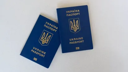 Власникам паспортів "книжечок" доведеться їх міняти, бо з них має зникнути російська - фото