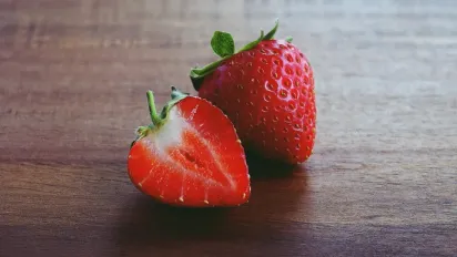 Як зробити полуничне вино вдома без спирту і дріжджів: покроковий рецепт - фото