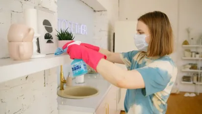 Як прибирати, щоб пил повертався не так швидко: геніальний лайфхак із кондиціонером - фото