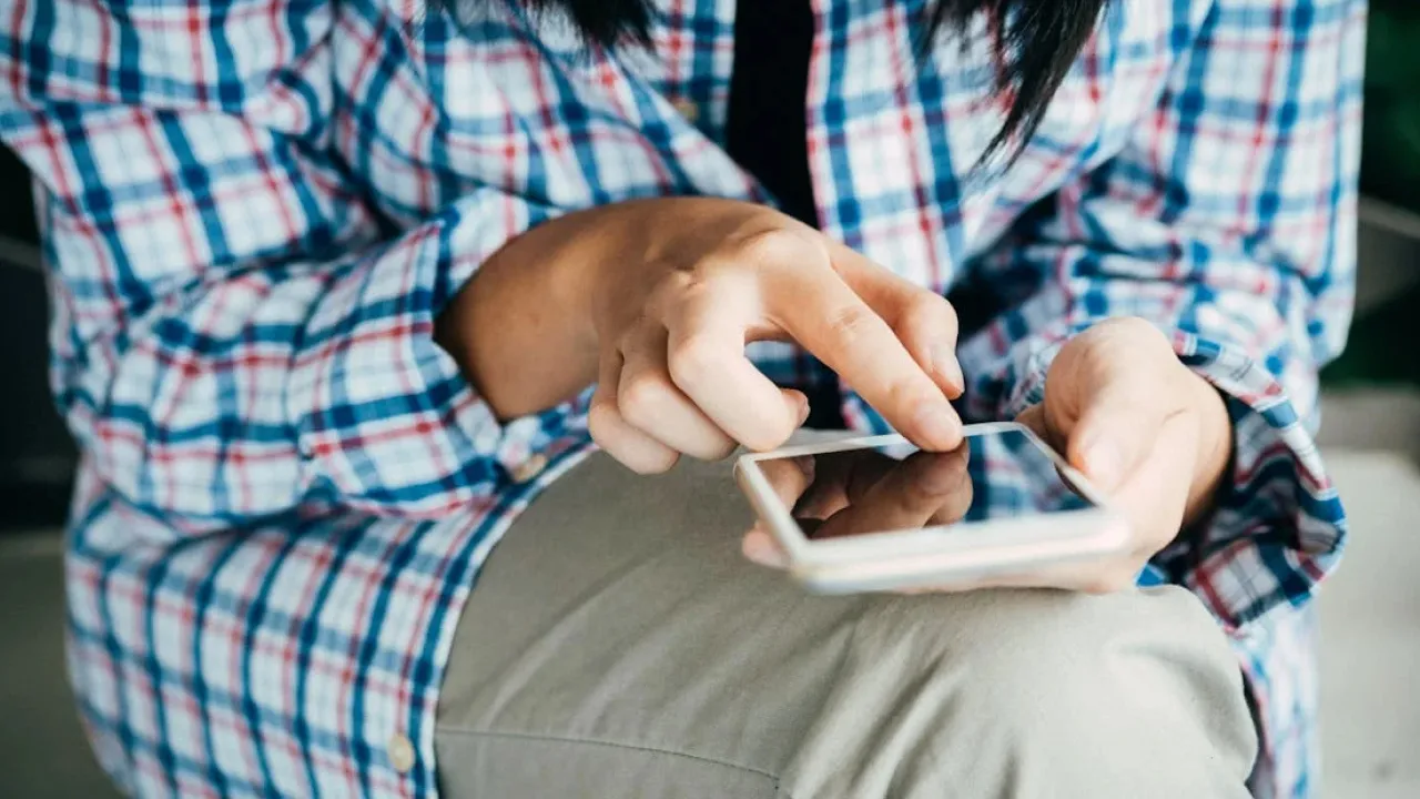 Успішні люди відмовляються від смартфонів на користь кнопкових телефонів: ось чому 