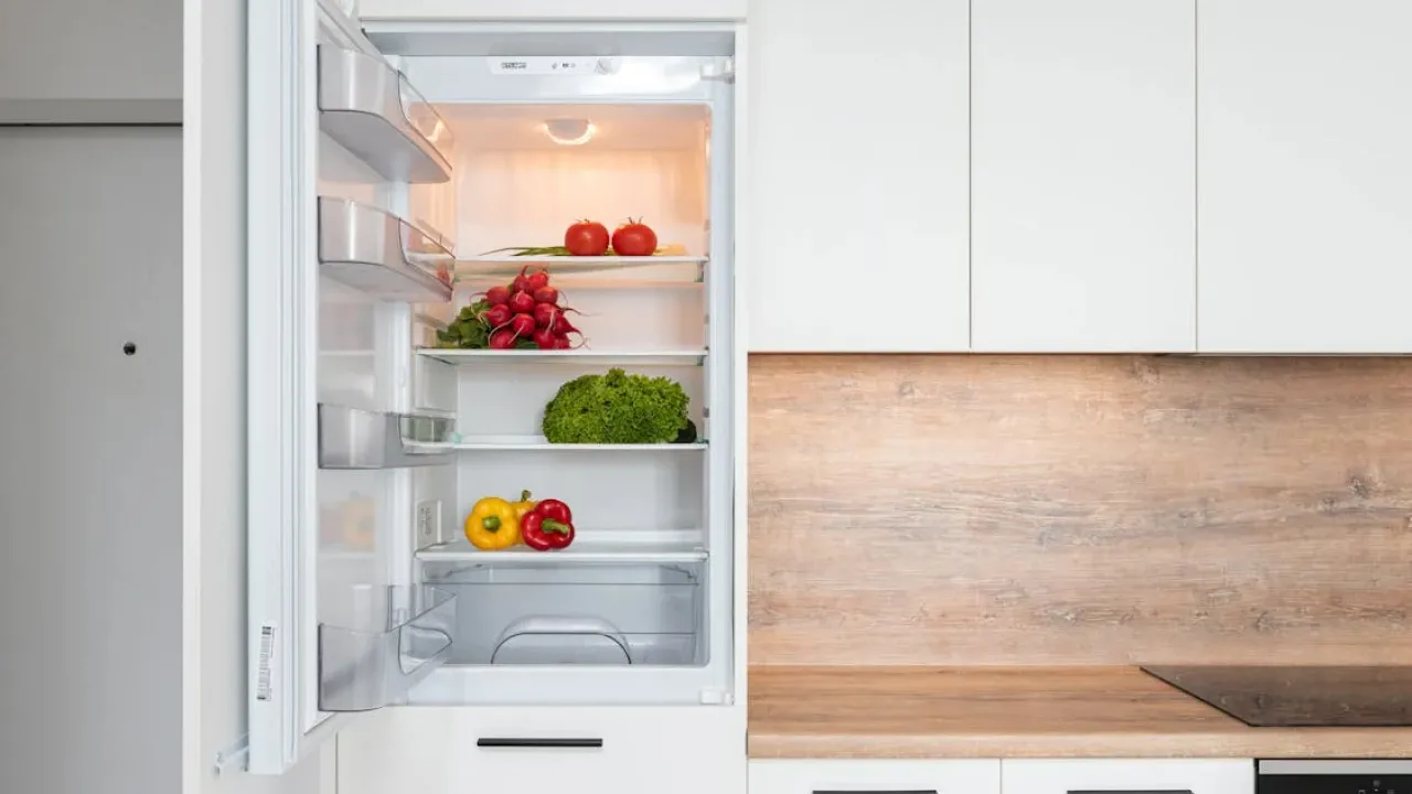 Поради по догляду за холодильником влітку: миття, профілактика та зберігання продуктів 