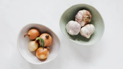 Незвичайні овочі на вашому городі: як виростити солодку цибулю і шоколадний часник - фото