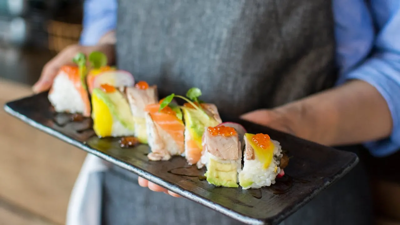 Чому справжні поціновувачі японської кухні уникають соєвого соусу до ролів: несподівана причина 