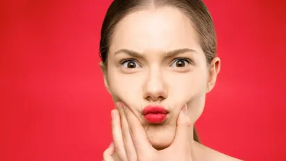 Палають щоки — це не просто так: прикмети та пояснення. - фото