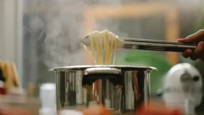 Не поспішайте виливати воду з-під макаронів: шеф поділився корисною хитрістю - фото