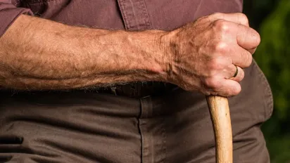 Держава підтримує: які виплати можуть отримати українці, що доглядають за літніми родичами - фото