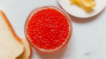 Як розпізнати справжню червону ікру: простий експрес-тест - фото