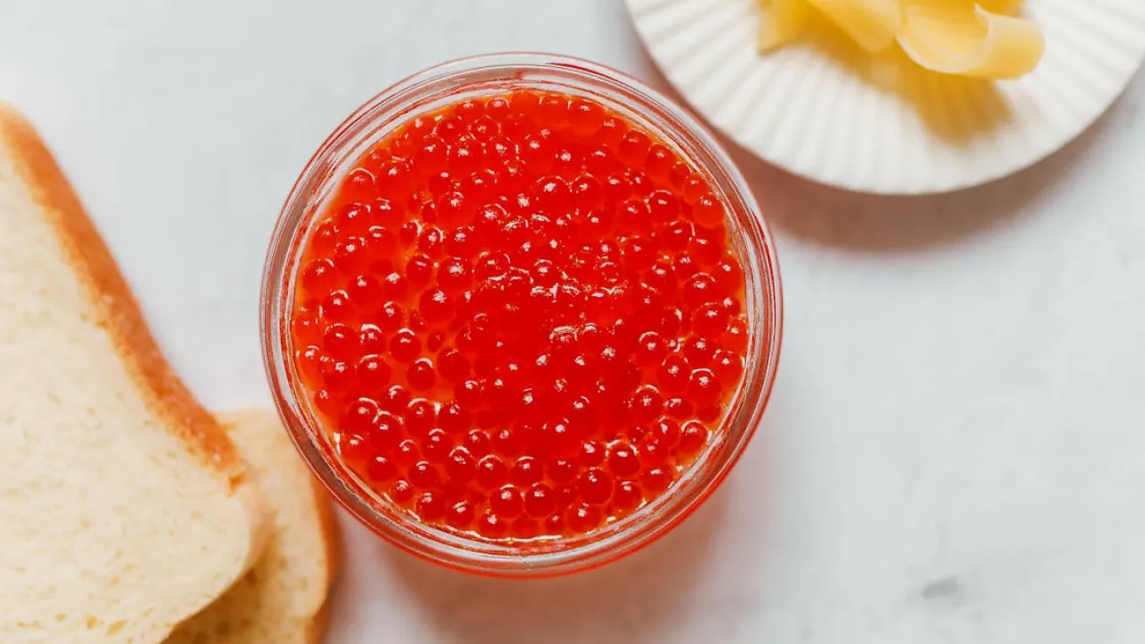 Як розпізнати справжню червону ікру: простий експрес-тест 