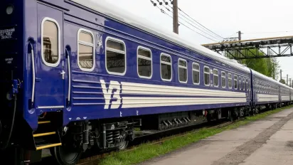 Чи буде «Укрзалізниця» зупиняти рух поїздів під час обстрілів: заява - фото