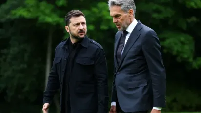 Зеленський уперше з повномасштабного вторгнення одягнув класичний костюм (ВІДЕО) - фото