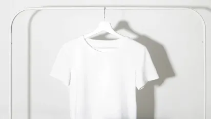 Як видалити старі жовті плями з білого одягу без магазинної хімії - фото